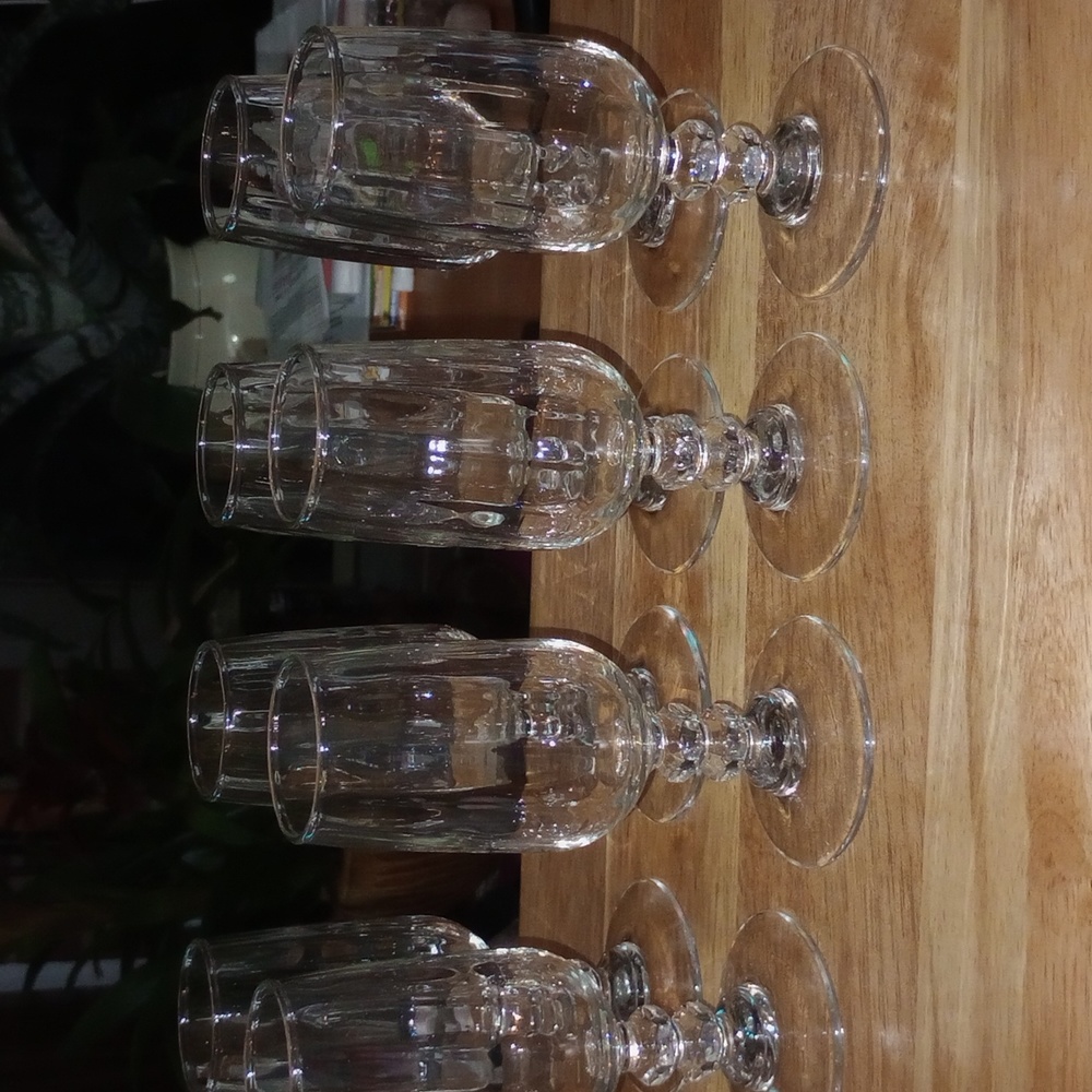 8 Glasses with wavy design